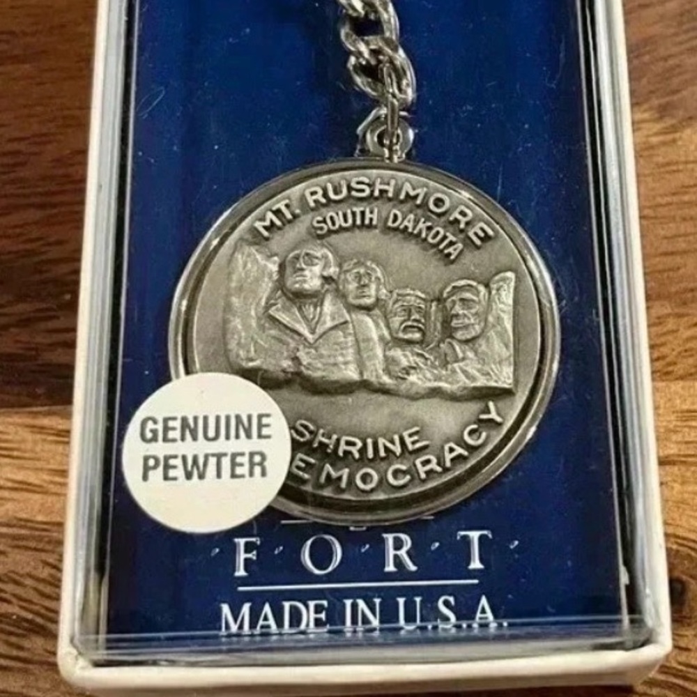Vintage Mount Rushmore Pewter Keychain USA Souvenir NIB American Presidents